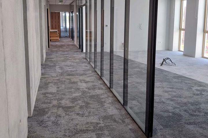 Nous posons des cloisons de bureau.