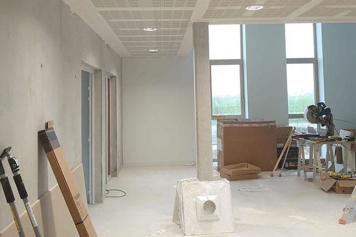 Nous posons les faux plafonds dans différents bâtiments.